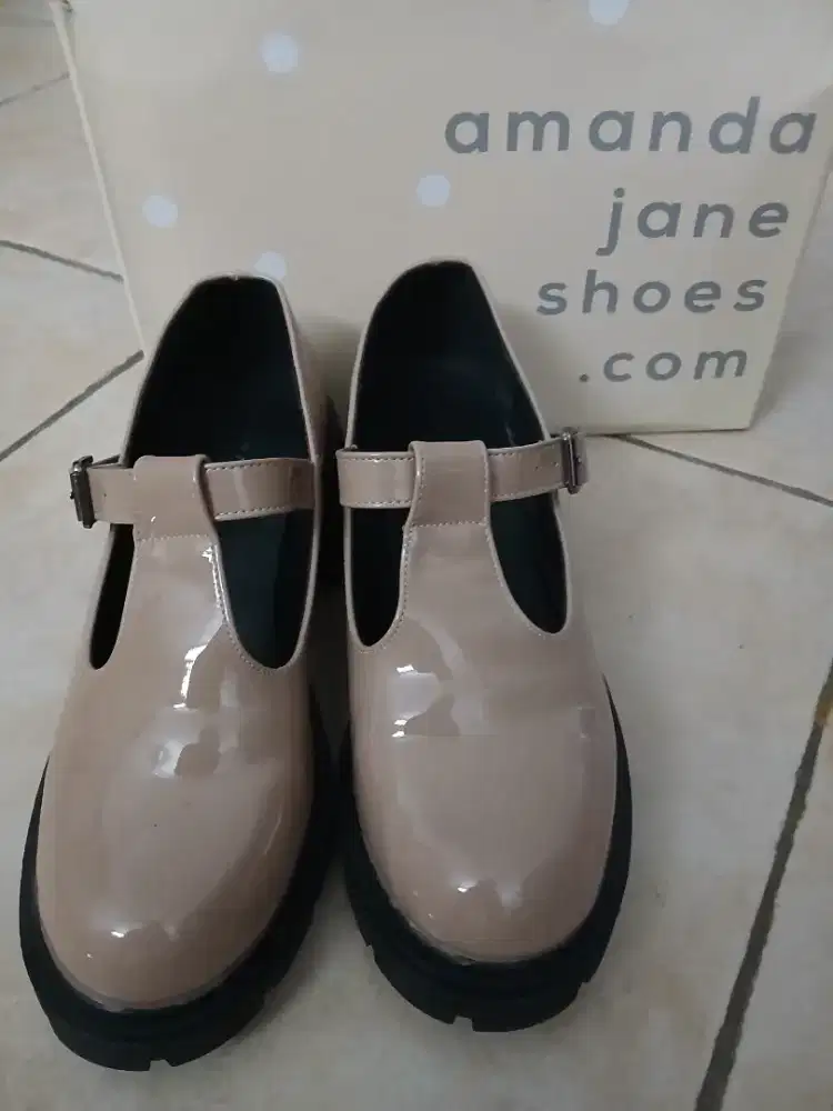 DIJUAL SEPATU WANITA MARY JANE , BAHAN KOKOH ANTISLIP , 2 X PAKAI .