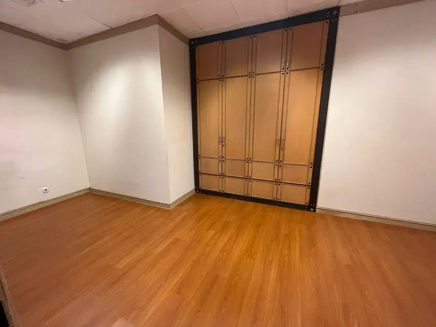 Ruang kantor menara Sudirman newly renovated 218m2