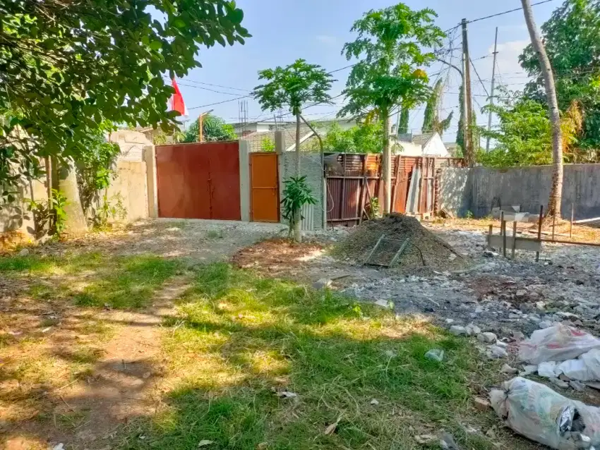 Tanah darat dengan pagar bata keliling