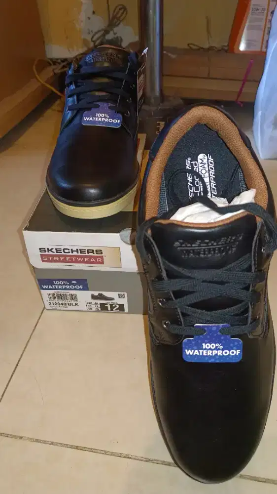 Sepatu pria kantor hitam Skechers ukuran jumbo 46. Masih baru.