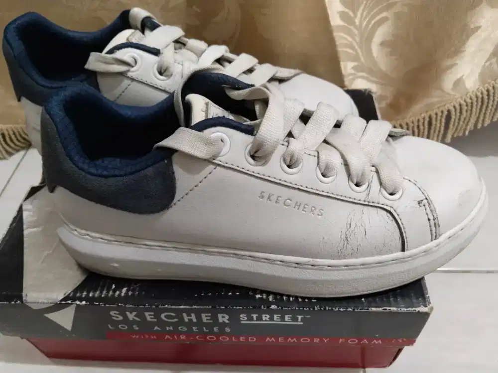 Sepatu Skecher Putih