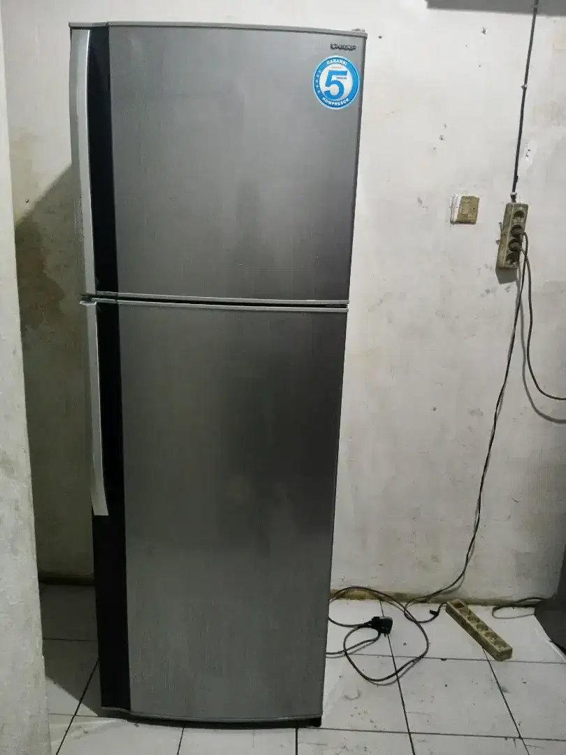 Di jual kulkas Sharp 2 pintu jumbo