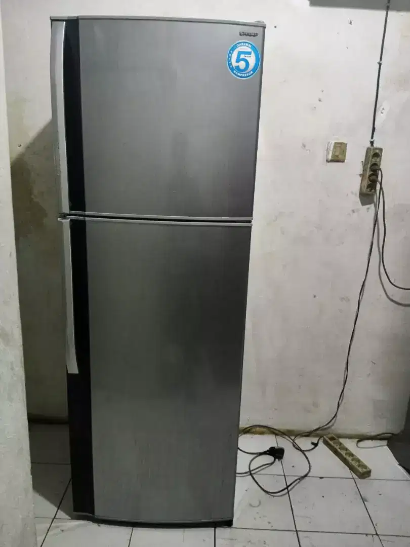 Di jual kulkas Sharp 2 pintu jumbo