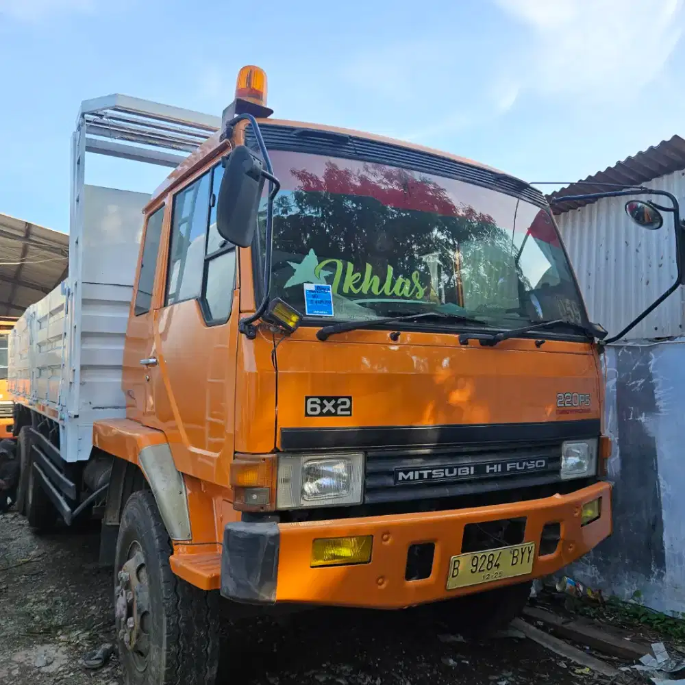 Mitsubishi fuso 220ps  tronton 6x4 bak tri way 8meter tahun 2013