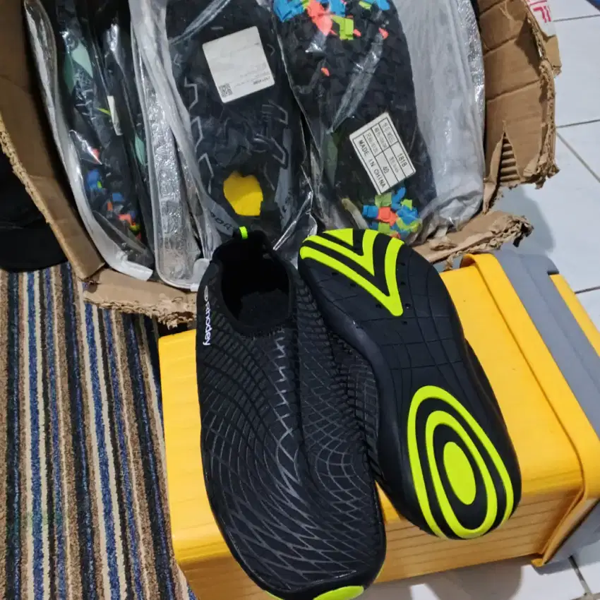 SEPATU OLAHRAGA AIR PANTAI ANTI KARANG - STOUREG