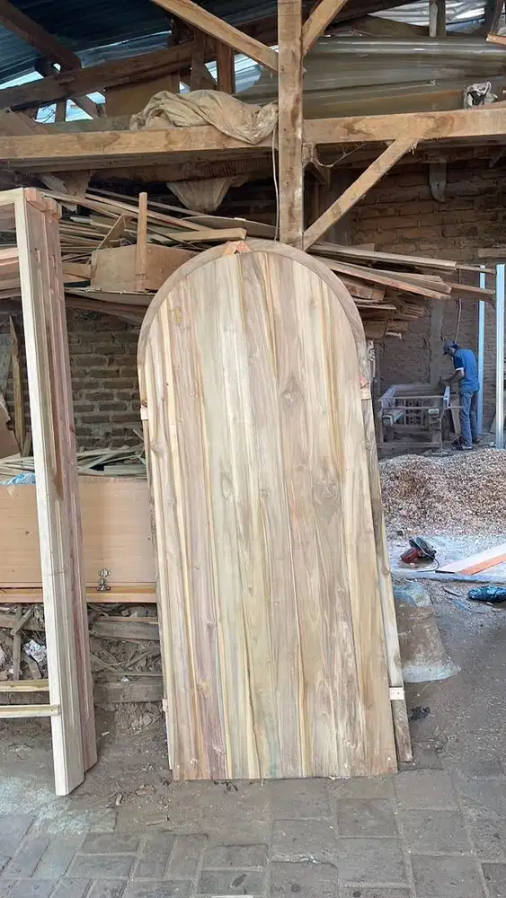 Supir dan bagian hampelas toko kayu kusen