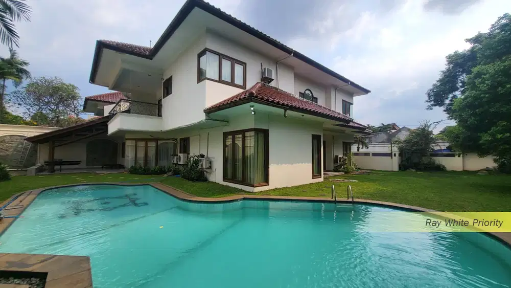 Rumah dengan Swimming Pool di Ampera Jakarta Selatan