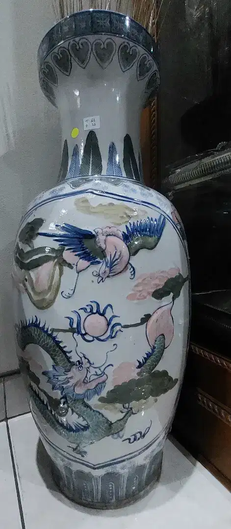 Guci lawas antik T 63, motif naga.