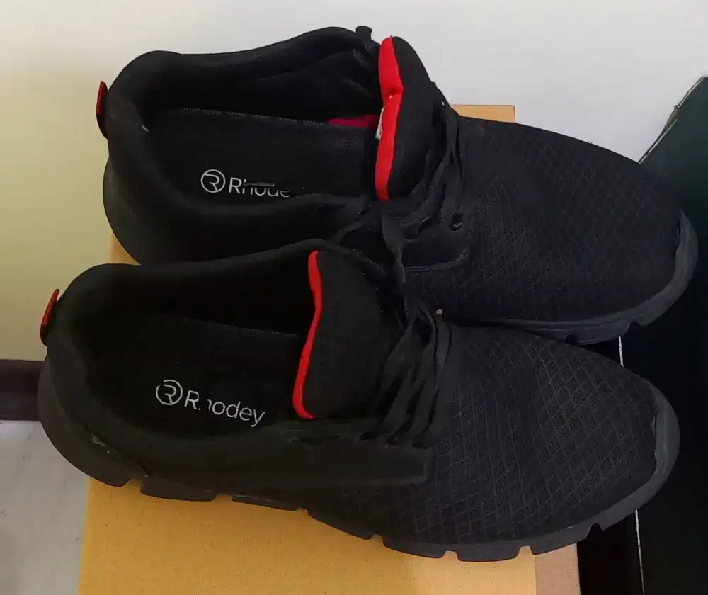 SEPATU SPORT PRIA HITAM SIZE 42