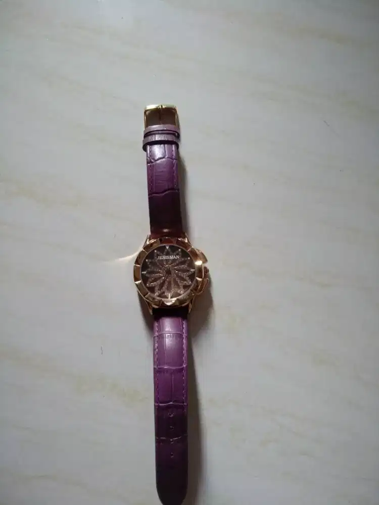 Jam tangan kulit ungu