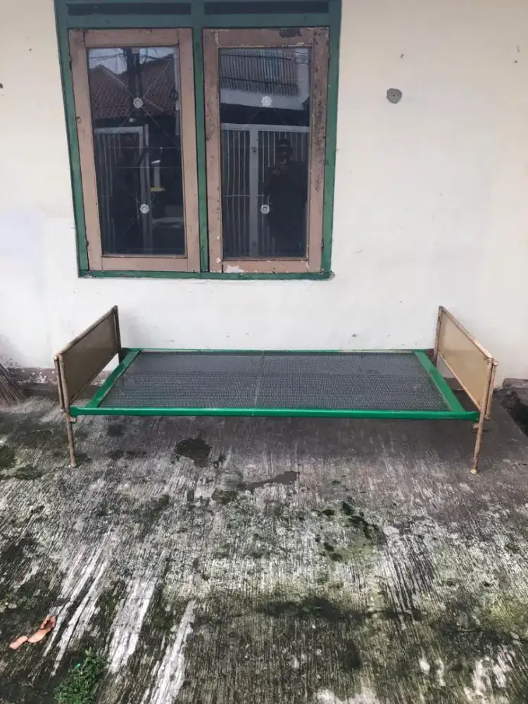 Tempat tidur antik per anyaman besi baja