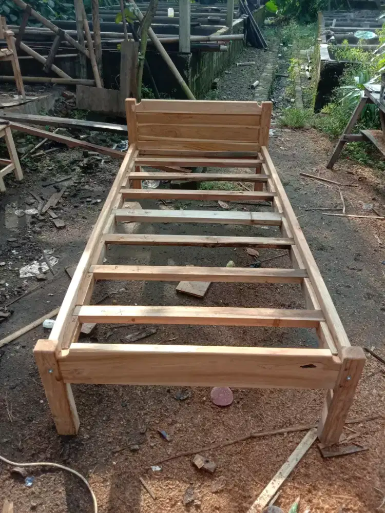 dipan kayu jati model minimalis