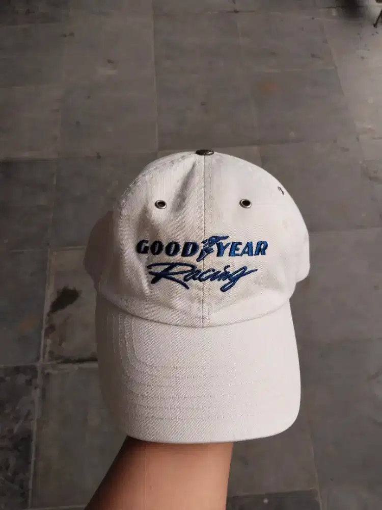 Topi Goodyear Cream