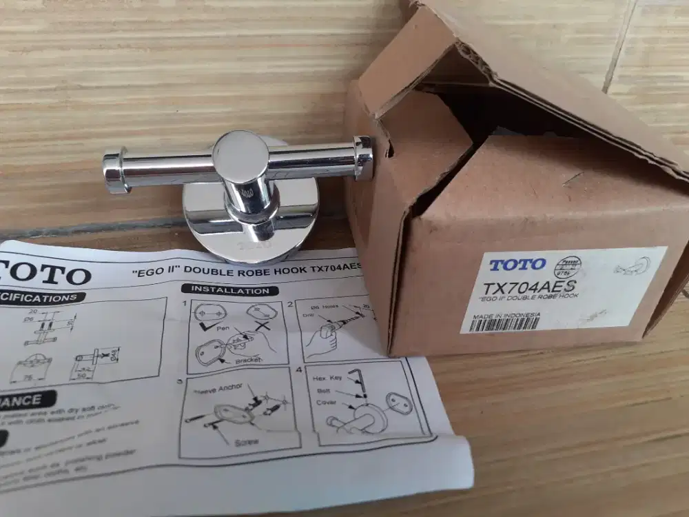 Type TX704AES  Double Robe HOOK merk TOTO