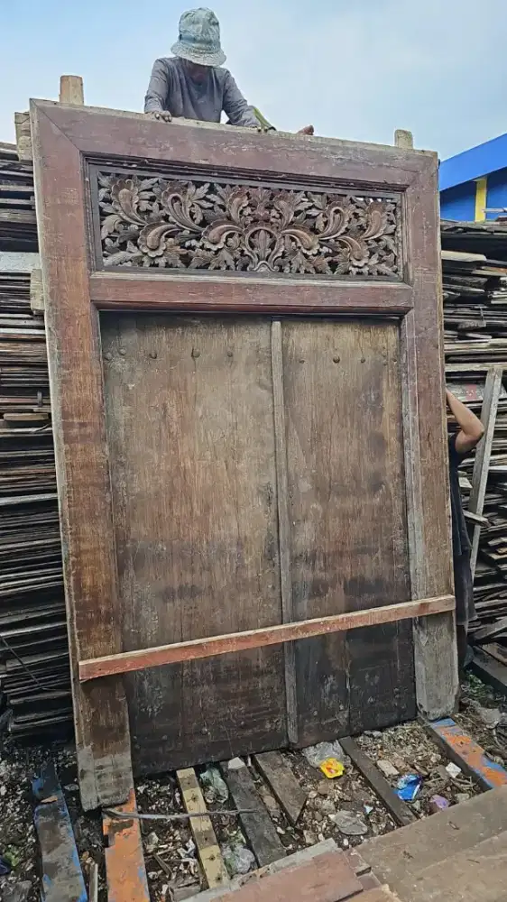 Pintu & jendela jati kolonial tua
