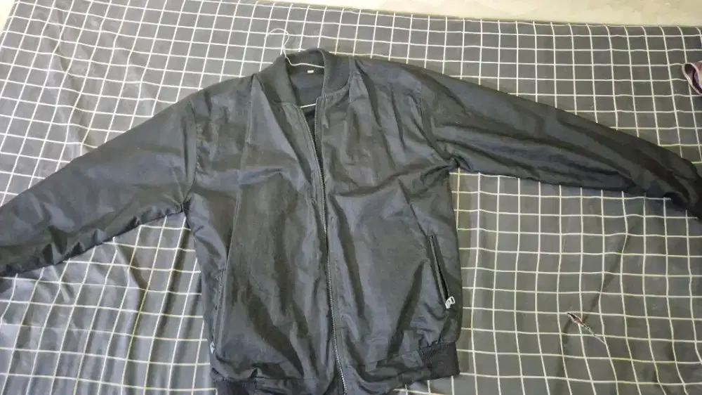 jaket hitam parasut size L