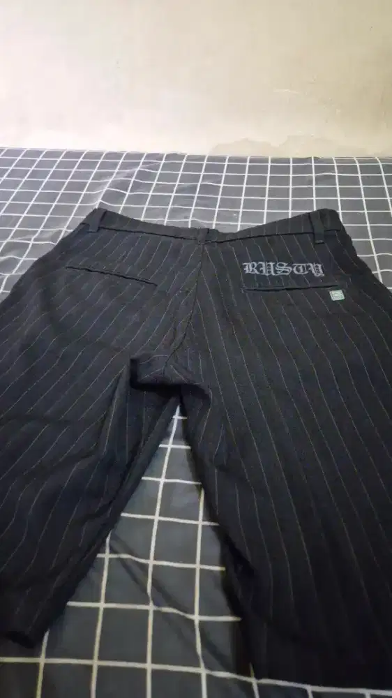 celana pendek hitam size L