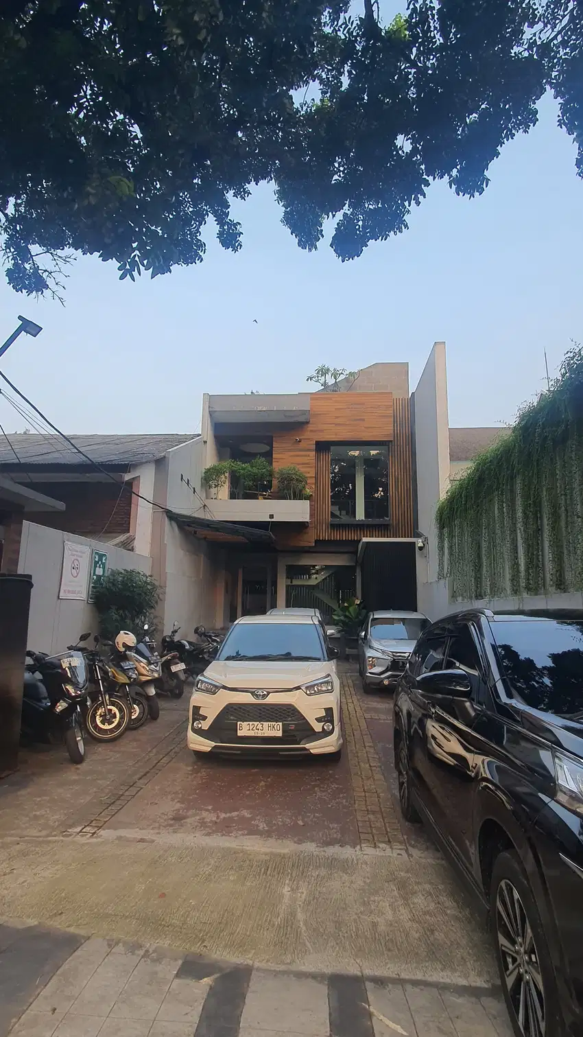 Gedung kantor 3 lantai jln Wijaya, good condition, ready to use