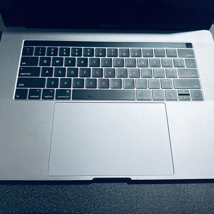 Macbook pro 2019 core i9 ram 16gb/500gb dual vga 15” mulus ex ibox