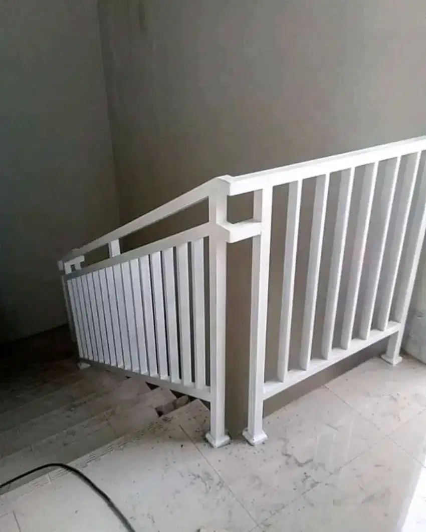 Ralling tangga minimalis besi hollow