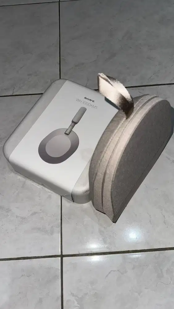 Sony WH-1000XM5 - WH1000XM5 - SILVER - headphone / headset