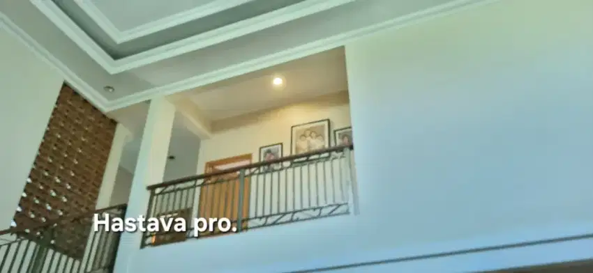 Rumah dengan Garasi 1+2 Carport Ceiling Tinggi Sirkulasi Udara Bagus
