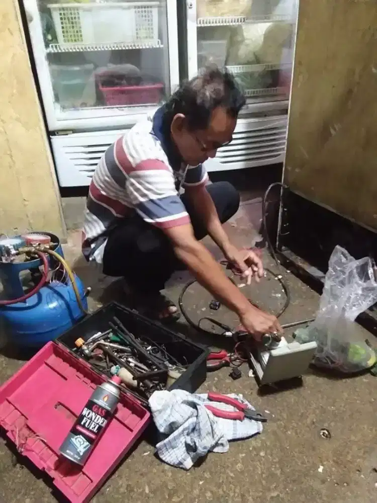 JASA SERVICE PGL KULKAS,MESIN CUCI,FREZER,SHOWCASE,AC ,DLL. BERGARANSI