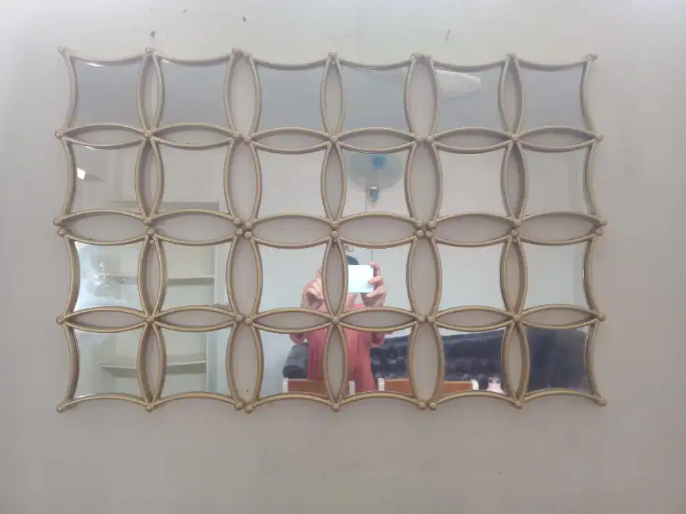 Di jual hiasan dinding warna gold