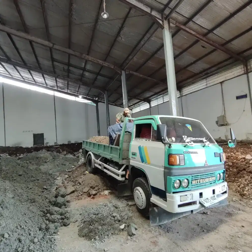 Urugan material puing dan buang sampah