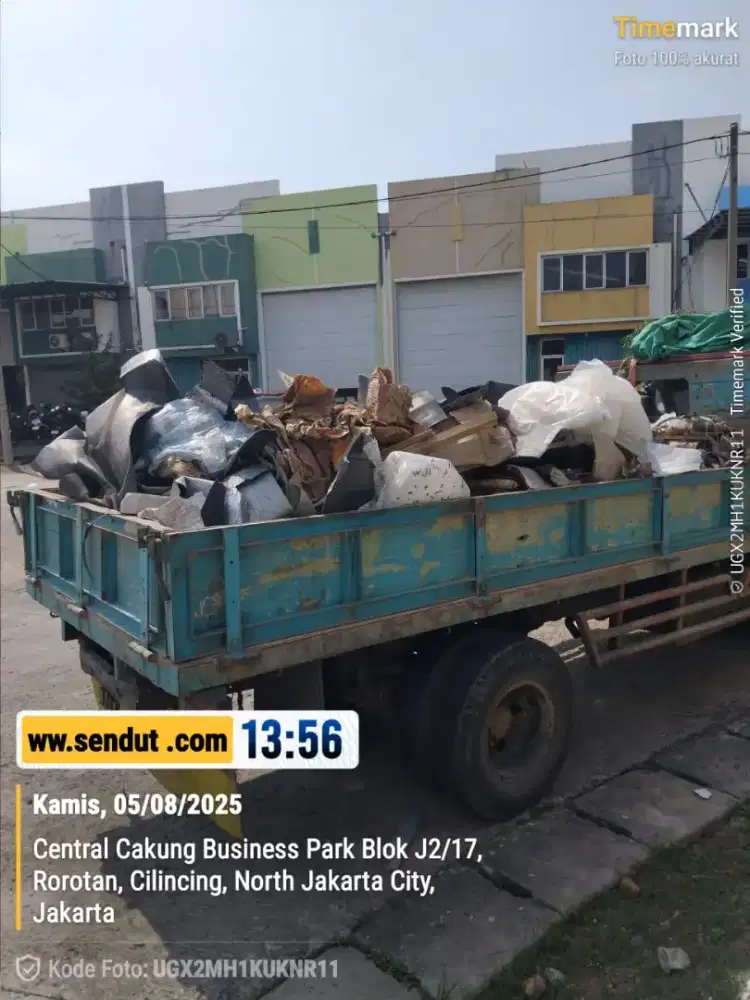 Urugan material puing dan buang sampah