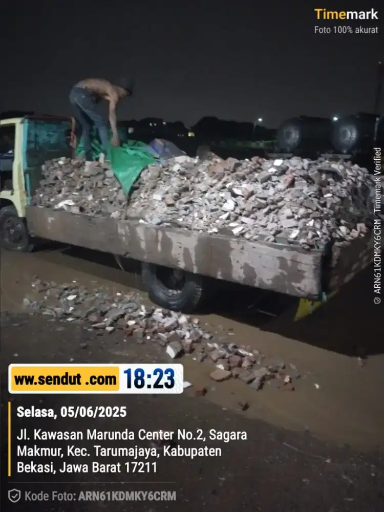 Urugan material puing dan buang sampah