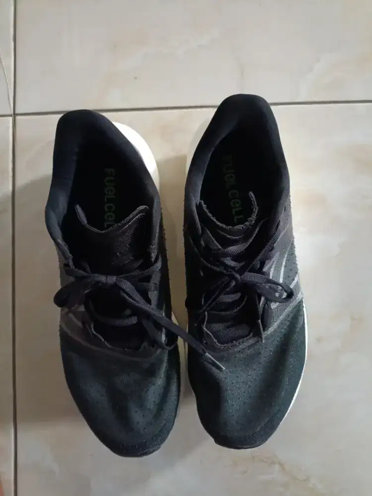 Sepatu lari New Balance FuelCell Rebel v3 'Black Vibrant Spring'