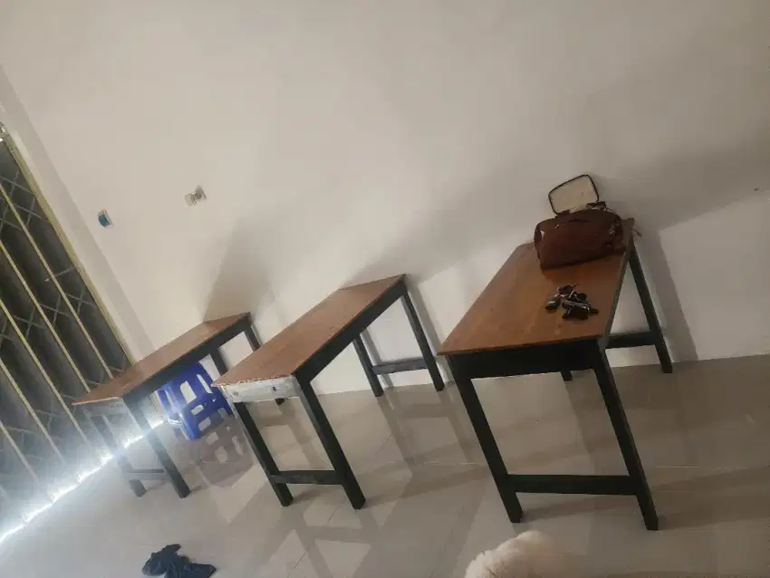 Meja makan warung ada 3 biji