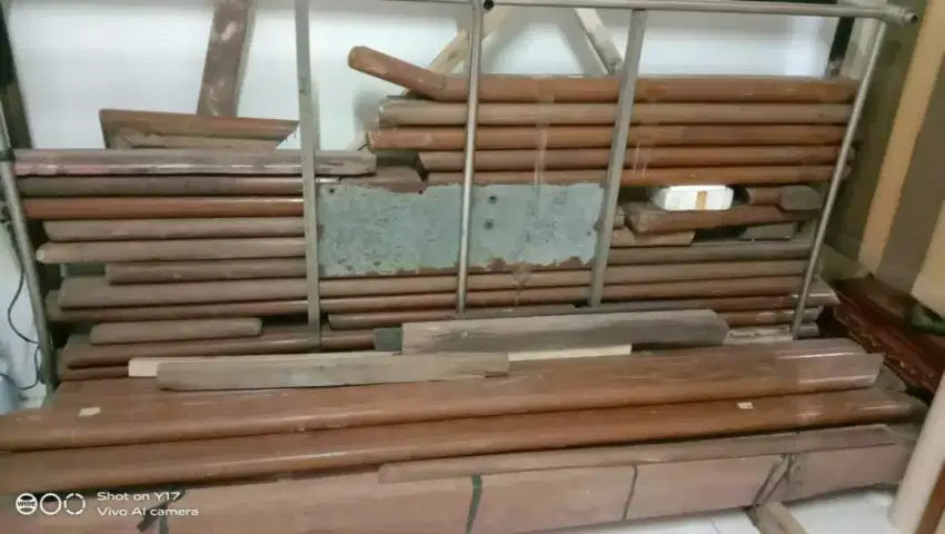 1 set Pegangan tangga dan balok tiang kayu bekas