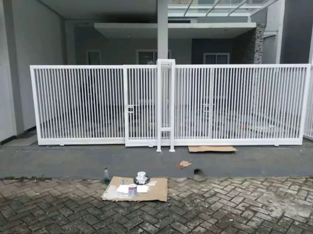 Pagar minimalis jeruji rapat