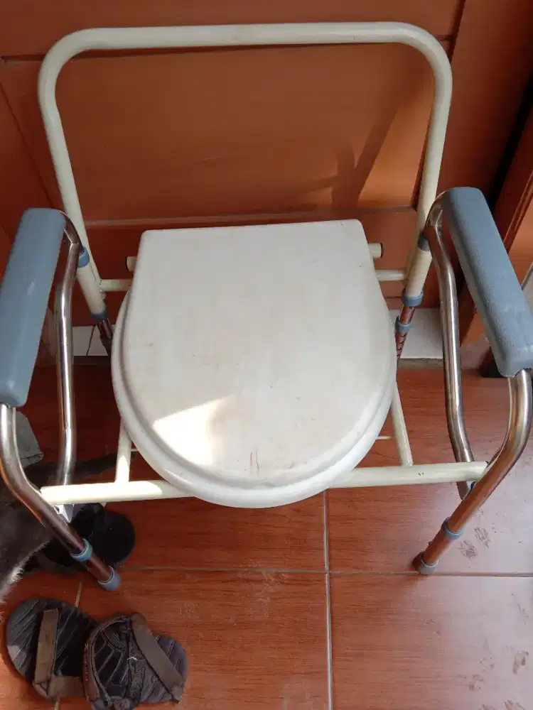 Pispot untuk manula/usia lanjut yang tidak bisa ke toilet