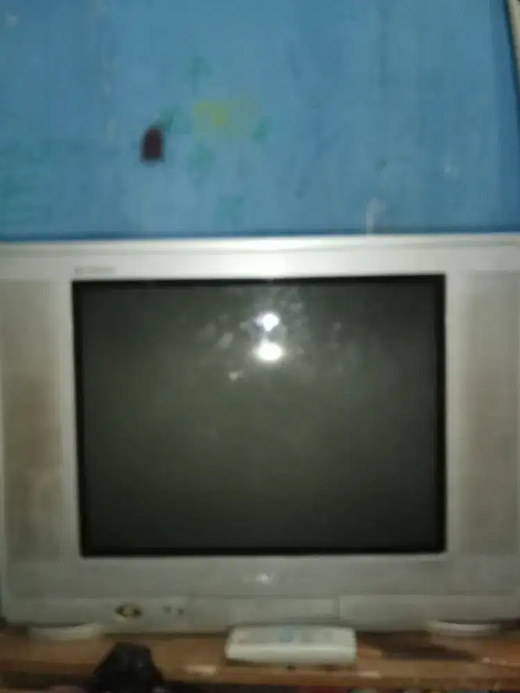 Dijual seadanya televisi merk Sharp