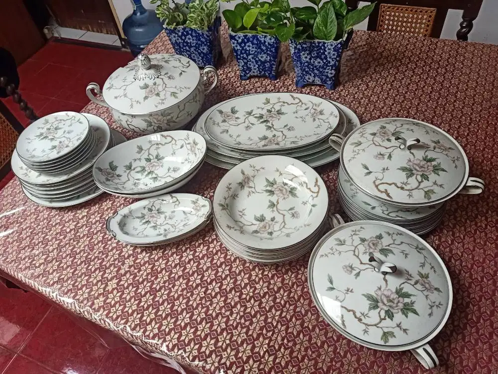 [SATU SET] Perlengkapan Makan Keramik Cantik Mulus Bunga-Bunga