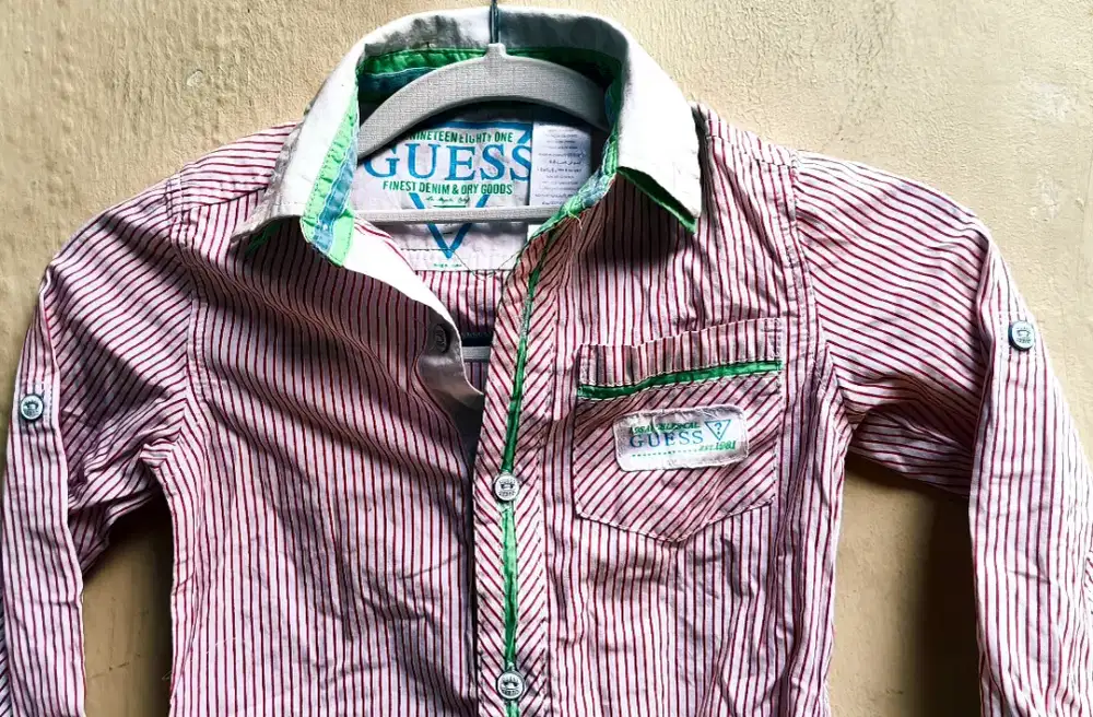 Kemeja Anak GUESS Kemeja Fancy Size 3 Th

100% Original