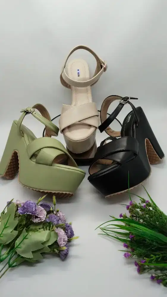 Jual sepatu wanita heels/hak tinggi bekas pajangan baru jual murah aja