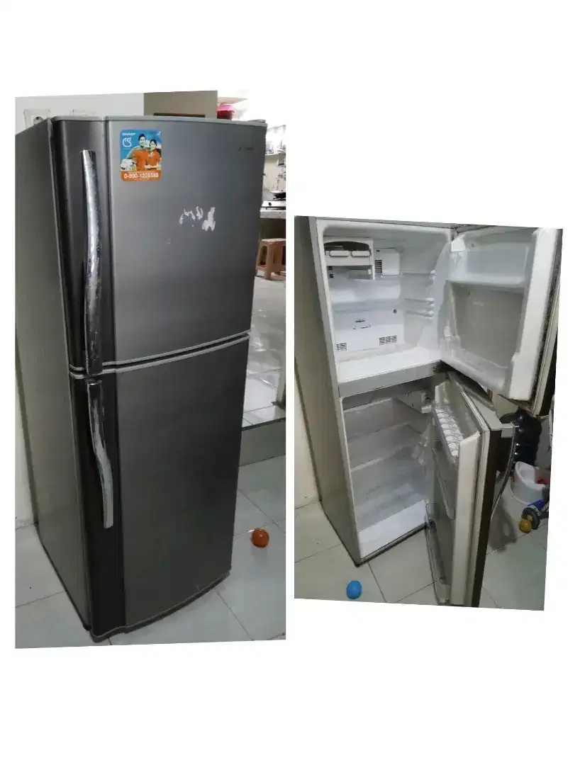 Di jual kulkas bekas 2 pintu merk Sharp.