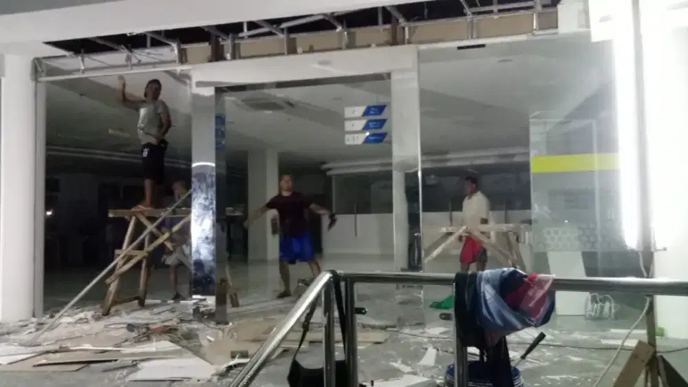 Servis pintu kaca alumunium