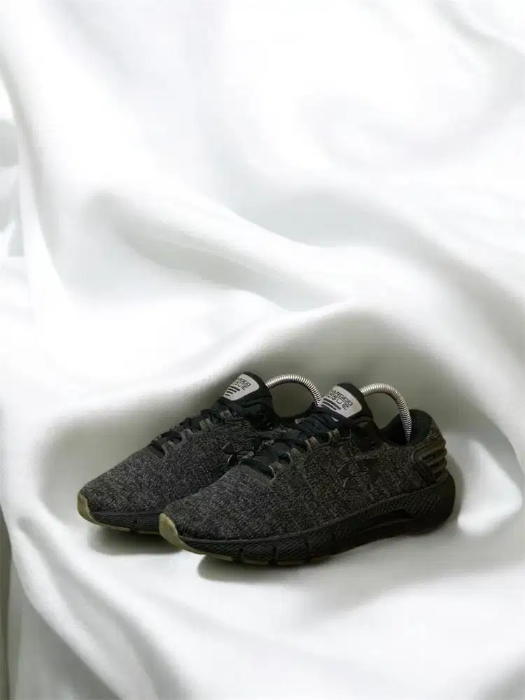 Sepatu Second Branded Under Armour ‘Charged Rogue’ size 40.5