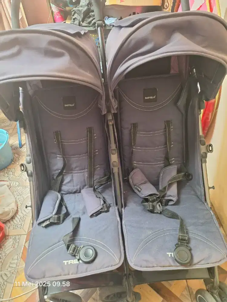 Stroller bayi kembar
