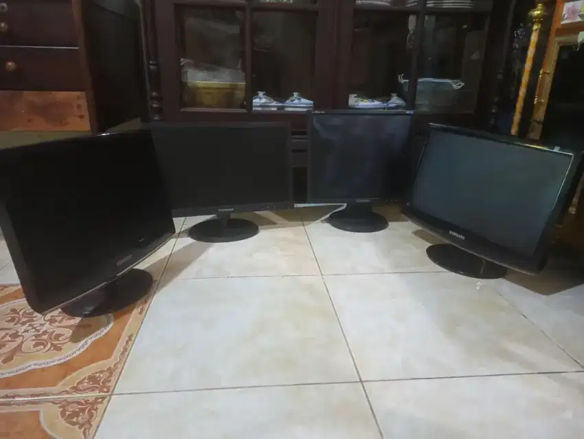 Dijual 4 unit Monitor Komputer sekaligus