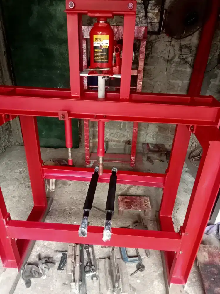 Alat pres segitiga motor