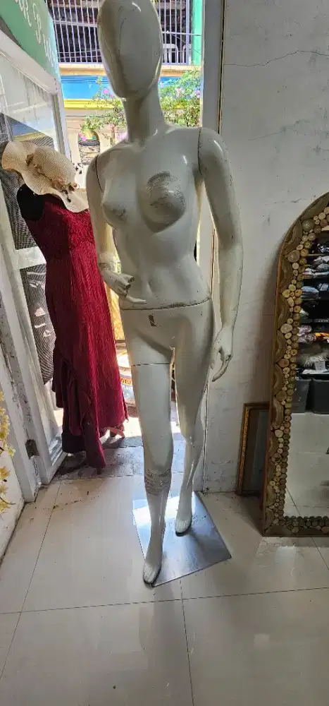 Manekin putih utuh ada minus