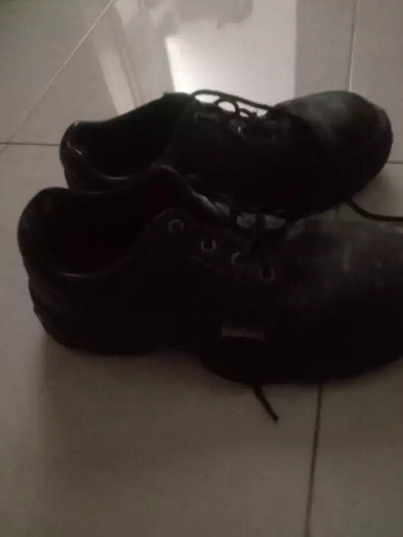 Sepatu safety bekas tapi masih bagus dan layak pakai
