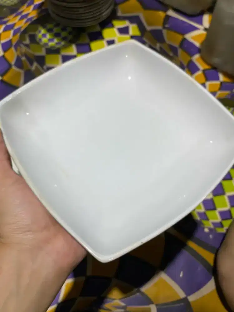 Piring keramik kotak