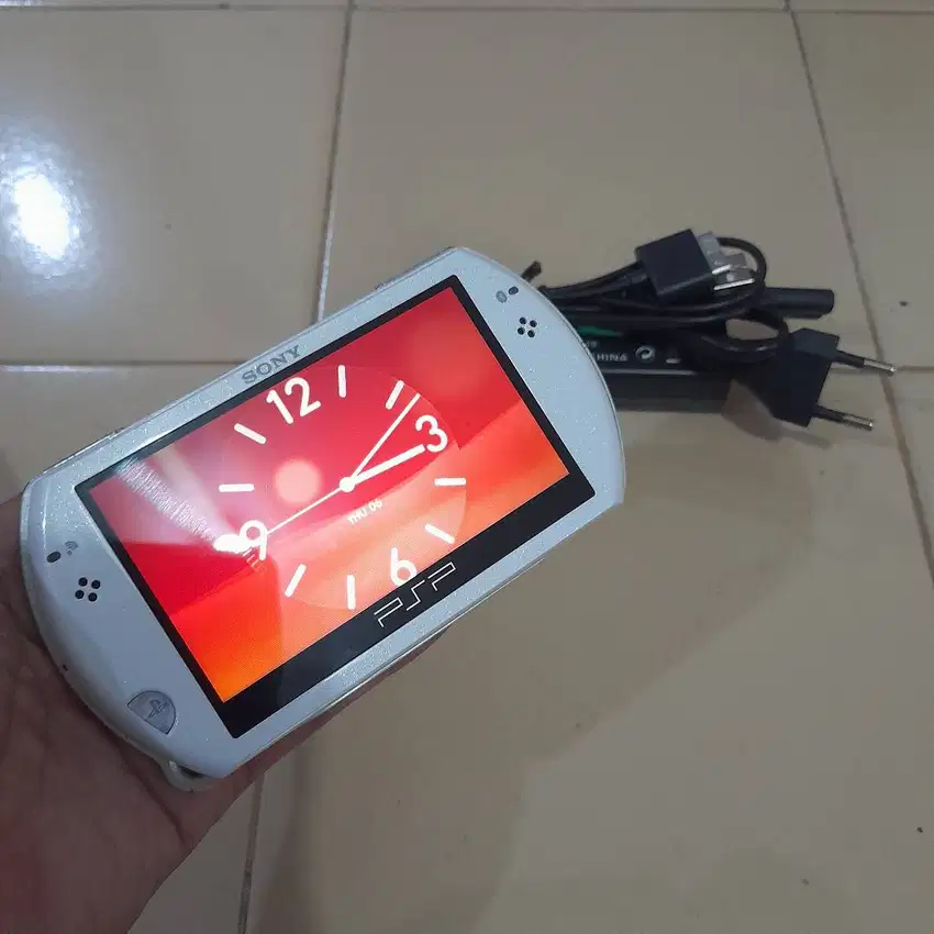 PSP GO Warna Putih Cakep Memory games 16gb Fullgame Plus Cassannya